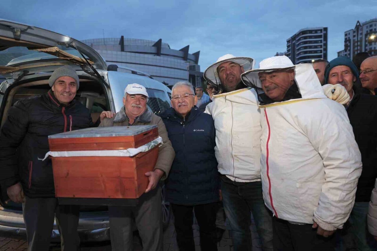 Kayseri Büyükşehir Belediye Başkanı Memduh Büyükkılıç, büyükşehir belediyesi tarafından arıcılıkta