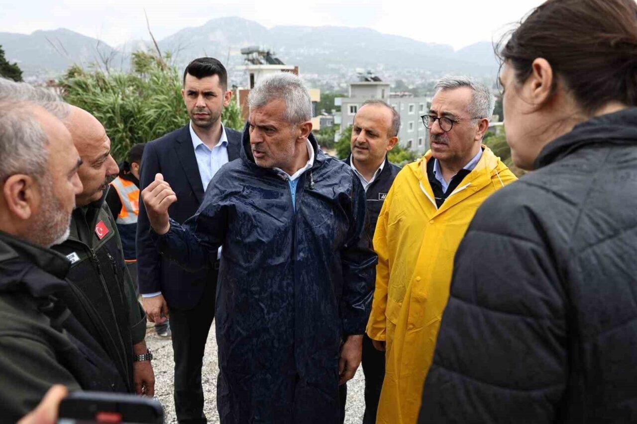 Hatay Büyükşehir Belediye Başkanı Mehmet Öntürk, kent genelinde etkili olan