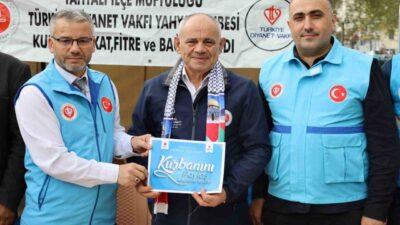 Yahyalı Belediye Başkanı Esat Öztürk, Türkiye Diyanet Vakfı tarafından “Kurbanını