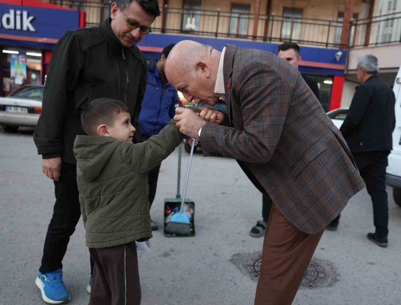 Erzurum Büyükşehir Belediye Başkanı Mehmet Sekmen, kent merkezindeki saha gezilerini