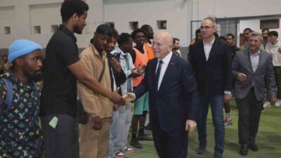 Erzurum Büyükşehir Belediye Başkanı Mehmet Sekmen, kentte öğrenim gören uluslararası
