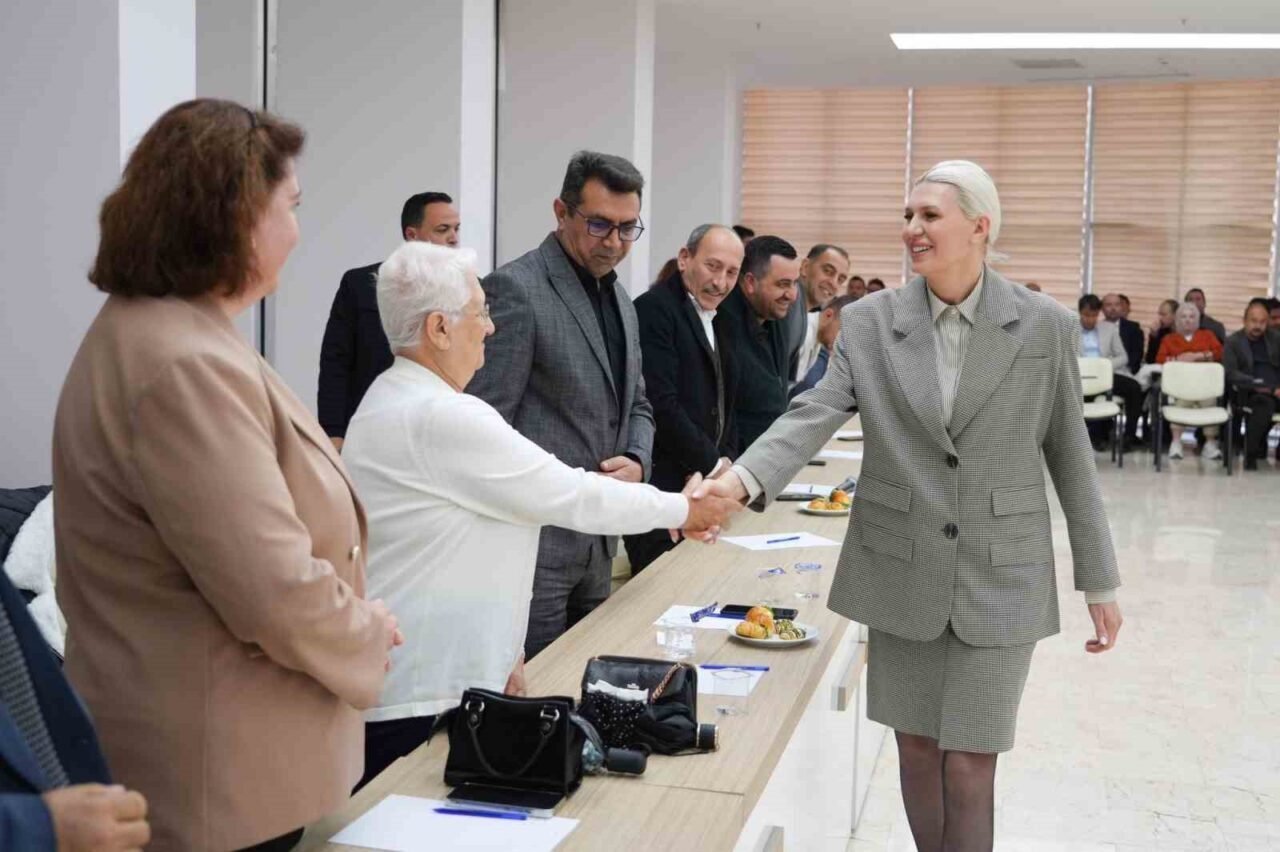 Bilecik Belediye Başkanı Melek Mızrak Subaşı, bir araya geldiği muhtarları