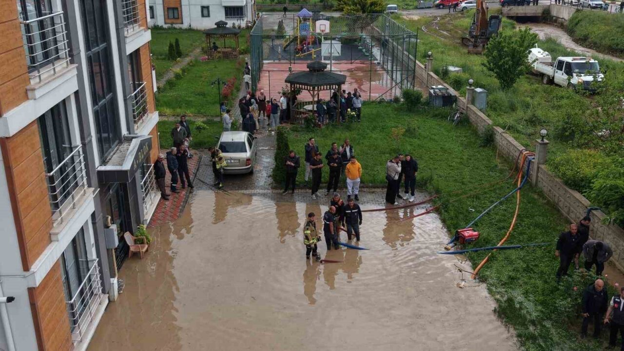 Tokat’ta su baskınlarının yaşandığı Vadi Park Evleri bölgesinde belediye ekipleri