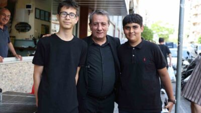 Efeler Belediye Başkanı Anıl Yetişkin, kentin sokaklarında vatandaşlarla buluşmaya devam