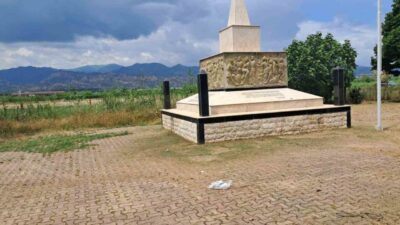 Aydın’ın Sultanhisar ilçesinde Atça Abide Şehitliği’nde temizlik çalışması yapan ekipler,