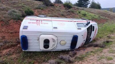Ankara’nın Nallıhan ilçesinde sevk edilen hastayı taşıyan ambulans yan yattı.
