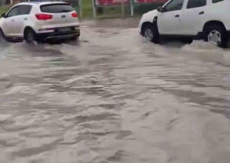 Ankara’da etkili olan sağanak, cadde ve sokaklarda su birikintilerine yol