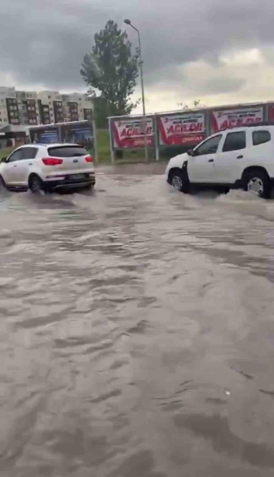 Ankara’da etkili olan sağanak, cadde ve sokaklarda su birikintilerine yol