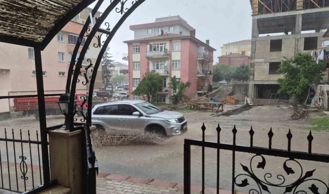 Ankara’da öğle saatlerinde başlayan sağanak yağış sokakları adeta göle çevirdi.