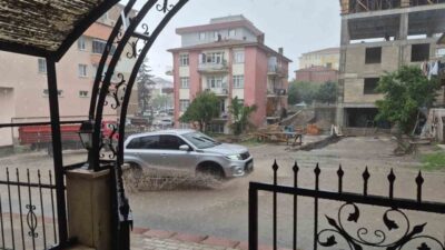 Ankara’da öğle saatlerinde başlayan sağanak yağış sokakları adeta göle çevirdi.