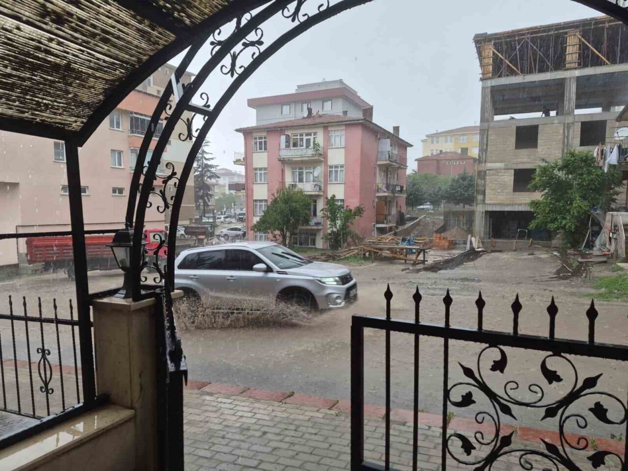 Ankara’da öğle saatlerinde başlayan sağanak yağış sokakları adeta göle çevirdi.