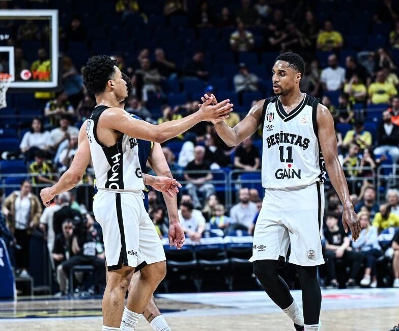 Türkiye Sigorta Basketbol Süper Ligi 29. hafta erteleme maçında Fenerbahçe,