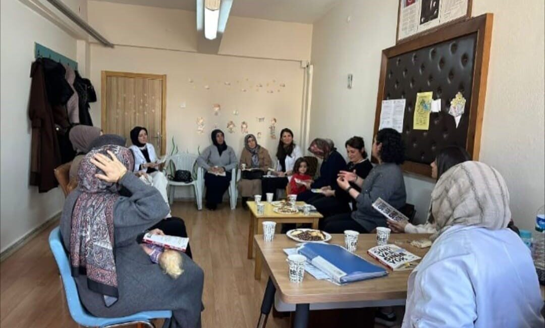 “Aile Yılı” kapsamında Başöğretmen İlkokulu’nda ailelerle kitap okuma etkinliği düzenlendi.