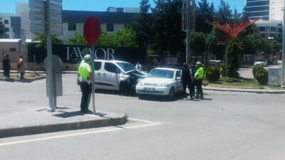 Batman’da hafif ticari araç ile otomobilin çarpıştığı trafik kazasında 3