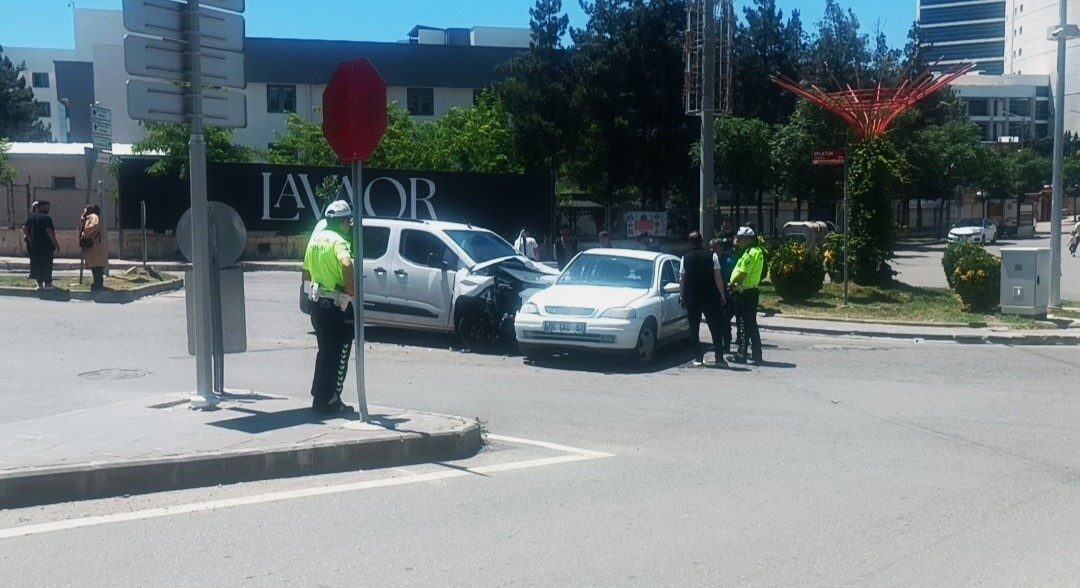Batman’da hafif ticari araç ile otomobilin çarpıştığı trafik kazasında 3