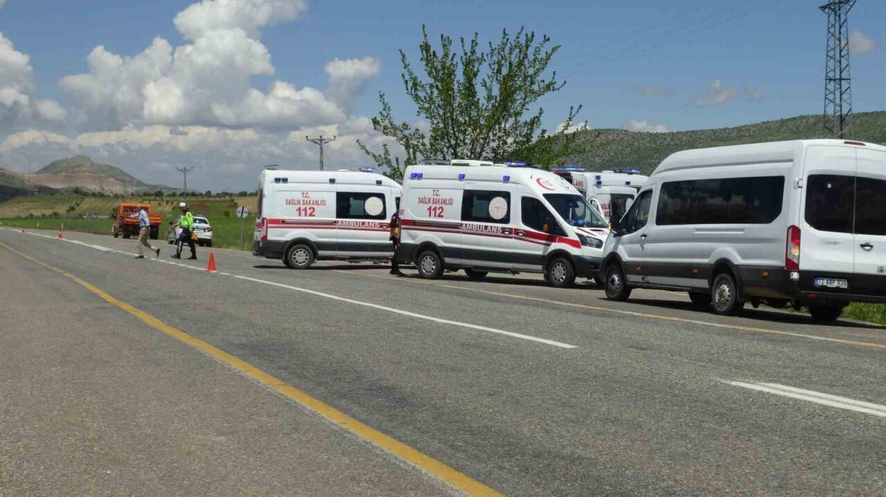Batman’ın Gercüş ilçesinde iki otomobilin çarpışması sonucu meydana gelen trafik
