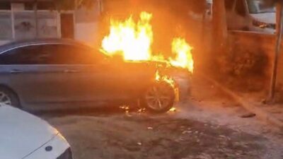 Batman’da park halindeki otomobilde çıkan yangın itfaiye ekiplerinin müdahalesiyle söndürüldü.