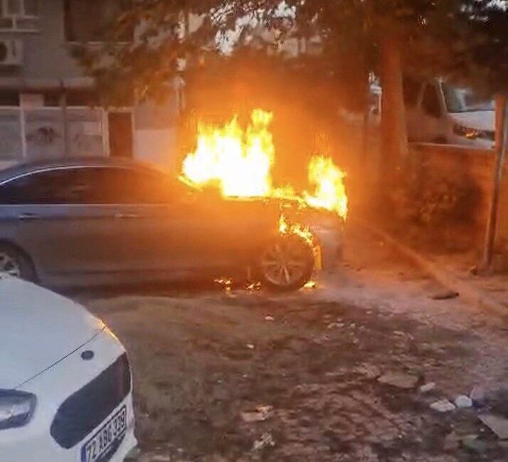 Batman’da park halindeki otomobilde çıkan yangın itfaiye ekiplerinin müdahalesiyle söndürüldü.