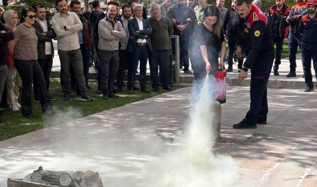 İtfaiye Müdürlüğü ekipleri tarafından Bayburt Adliyesi personeline yangınla mücadele ve
