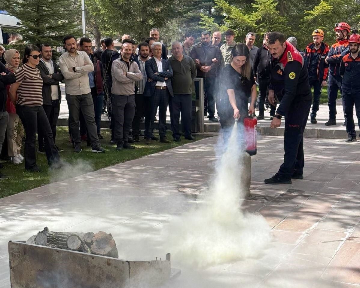 İtfaiye Müdürlüğü ekipleri tarafından Bayburt Adliyesi personeline yangınla mücadele ve