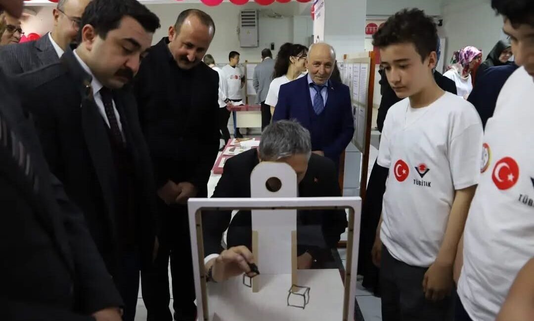 Bayburt Ortaokulunda düzenlenen bilim fuarında, öğrenciler tarafından hazırlanan 19 proje