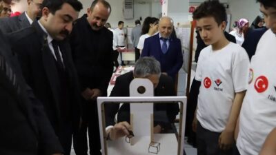 Bayburt Ortaokulunda düzenlenen bilim fuarında, öğrenciler tarafından hazırlanan 19 proje