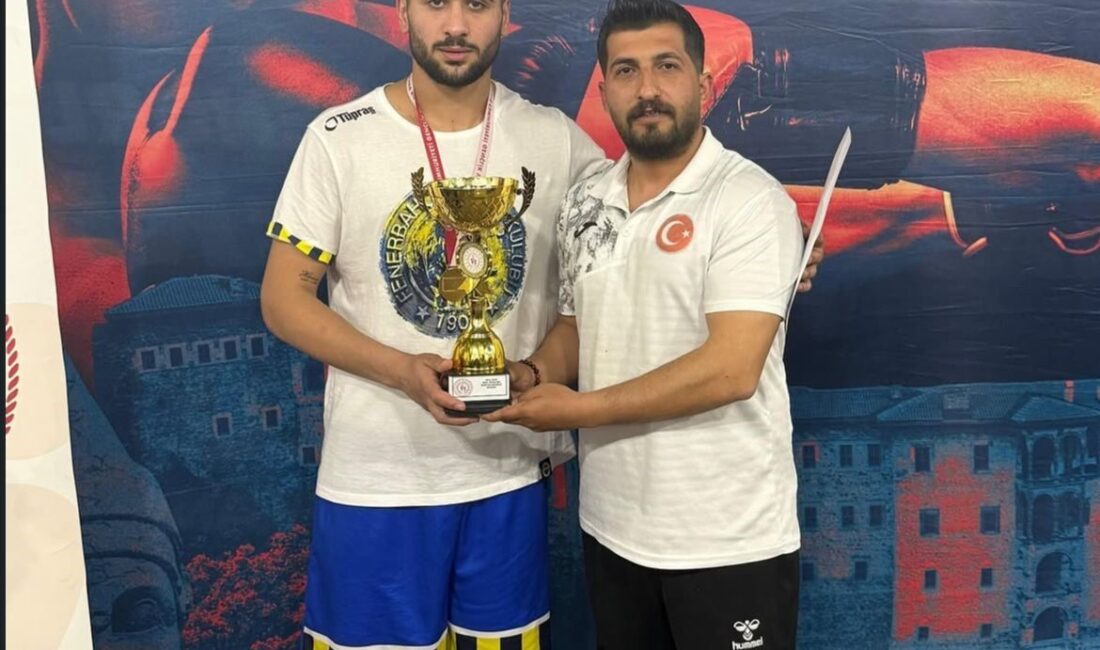 Bayburt Mesleki Eğitim Merkezi öğrencisi Toprak Salman, Türkiye Boks Birinciliği