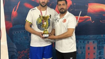 Bayburt Mesleki Eğitim Merkezi öğrencisi Toprak Salman, Türkiye Boks Birinciliği