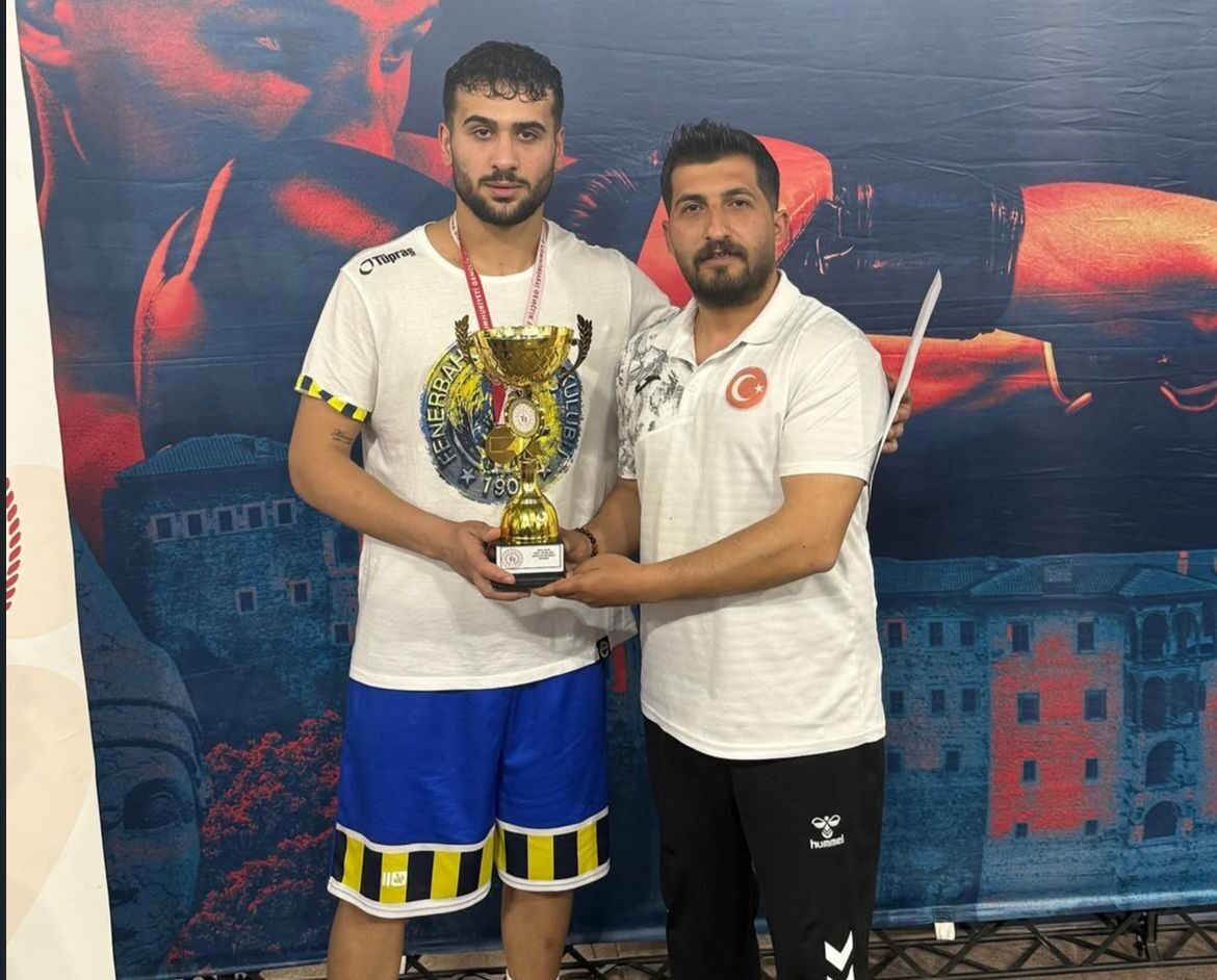 Bayburt Mesleki Eğitim Merkezi öğrencisi Toprak Salman, Türkiye Boks Birinciliği
