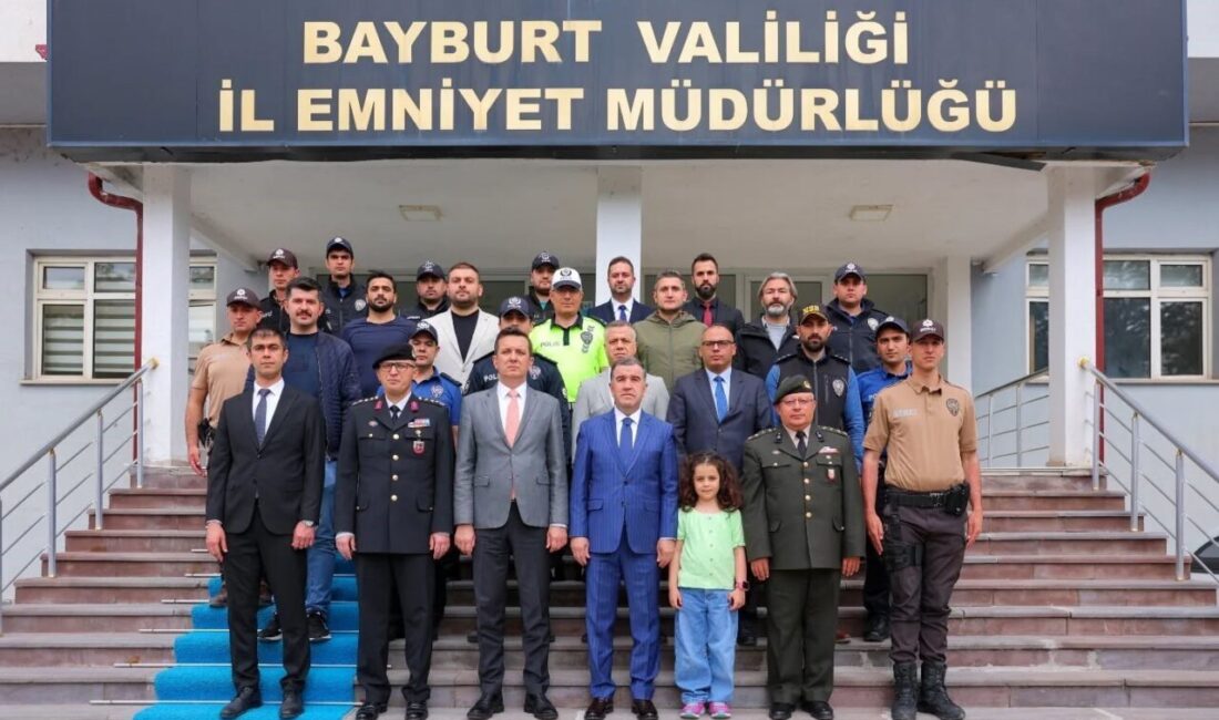 Bayburt Valisi Mustafa Eldivan, görev başındaki güvenlik güçlerini ziyaret ederek,