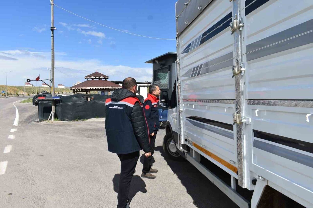 Bayburt’ta Kurban Bayramı öncesi canlı hayvan sevkiyatlarına yönelik yol denetimleri