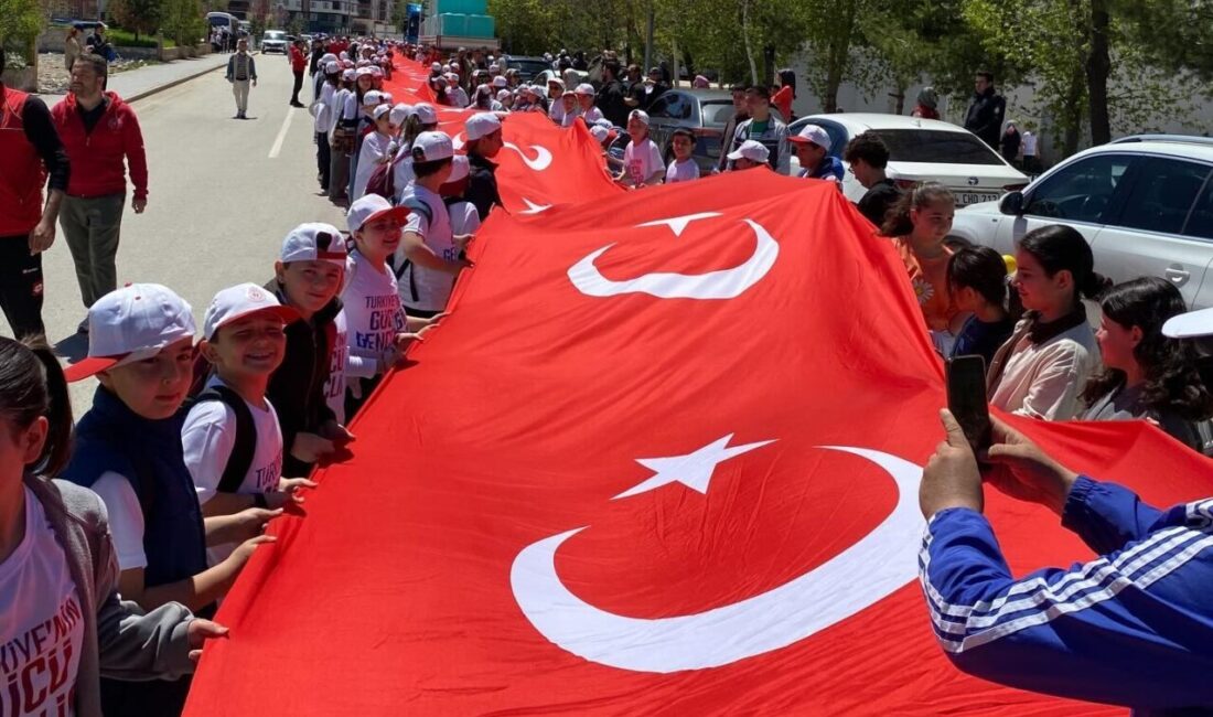 Gençlik Haftası etkinlikleri kapsamında Bayburt’ta düzenlenen Gençlik Yürüyüşü ve Gençlik