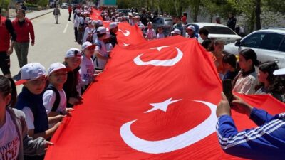 Gençlik Haftası etkinlikleri kapsamında Bayburt’ta düzenlenen Gençlik Yürüyüşü ve Gençlik