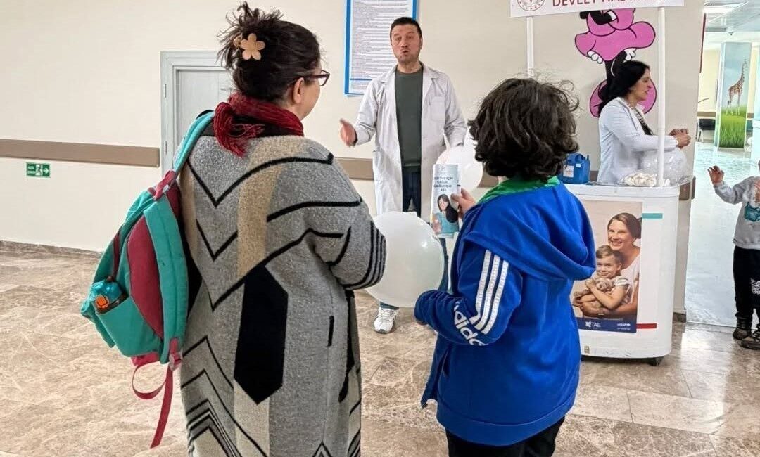 Dünya Aşı Haftası kapsamında Bayburt Devlet Hastanesi çocuk polikliniğinde stant