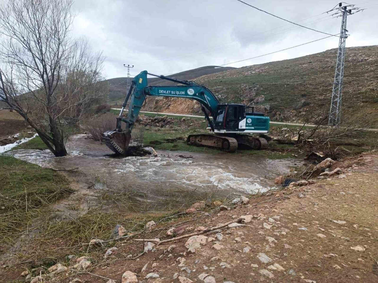 Bayburt’ta hava sıcaklıklarının artmasıyla birlikte eriyen kar sularının debisini yükselttiği