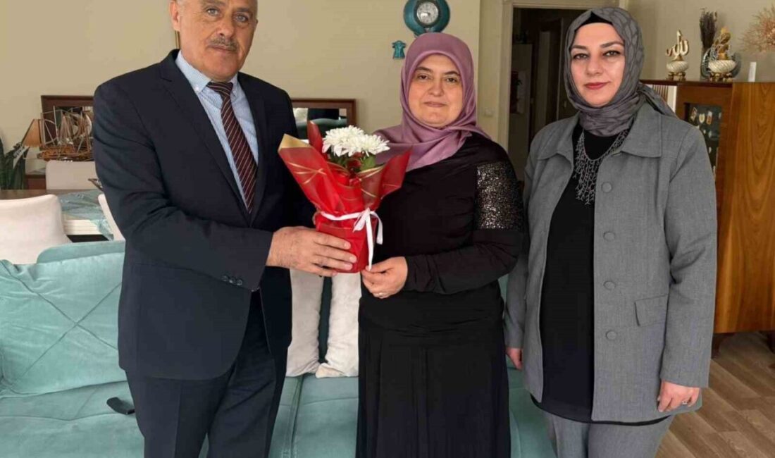 Bayburt’ta Anneler Günü dolayısıyla koruyucu aileler ziyaret edildi. Ziyaretlerde ailelere