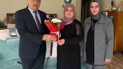 Bayburt’ta Anneler Günü dolayısıyla koruyucu aileler ziyaret edildi. Ziyaretlerde ailelere