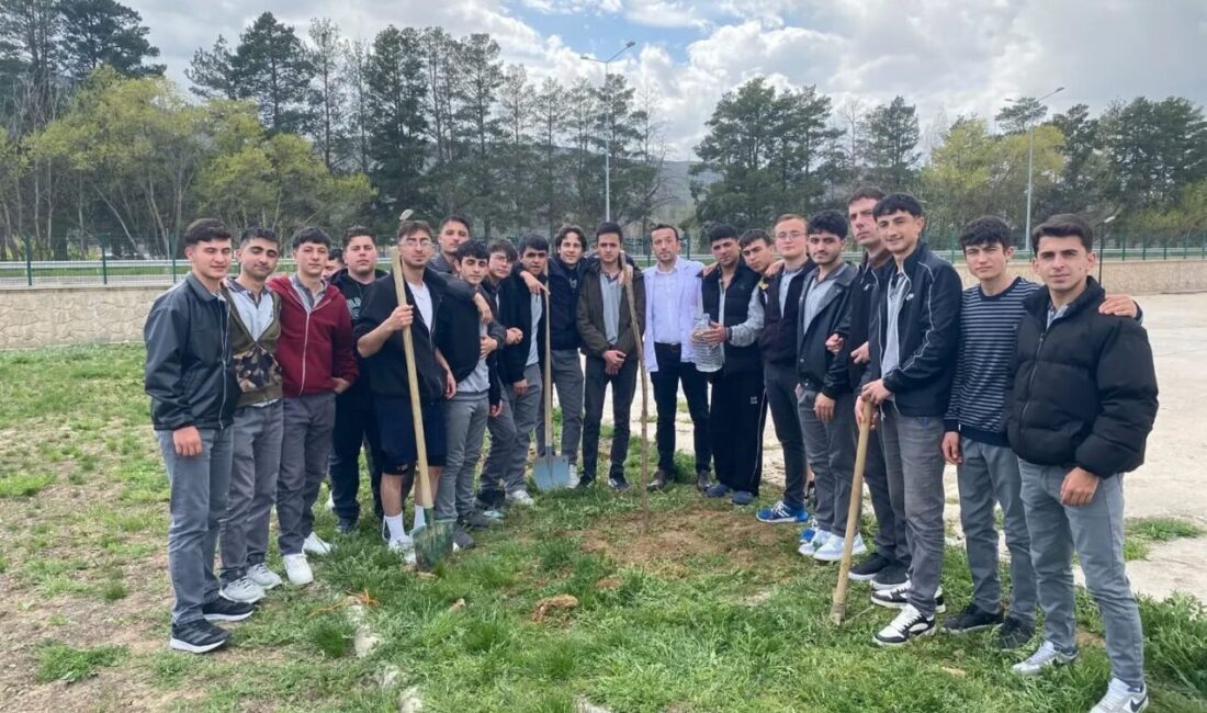 Ben Her Yerde Varım Projesi kapsamında öğrenciler, okul bahçelerinde fidan