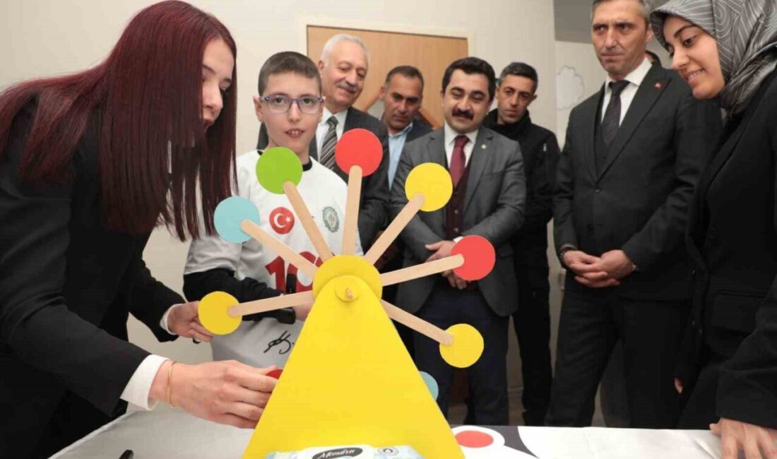 Bayburt Özel Eğitim Uygulama Okulunda, öğrenciler tarafından hazırlanan projelerin sergilendiği