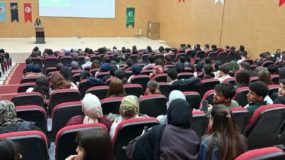 Bayburt’ta üniversite öğrencilerine yönelik düzenlenen konferansta, gençlere bağımlılıklardan uzak, bilinçli