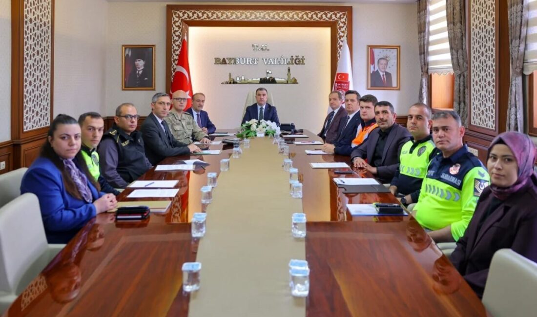 İl Trafik Komisyonu toplantısında, kentteki trafik düzenlemeleri, ulaşımda karşılaşılan sorunlar
