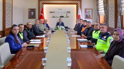İl Trafik Komisyonu toplantısında, kentteki trafik düzenlemeleri, ulaşımda karşılaşılan sorunlar