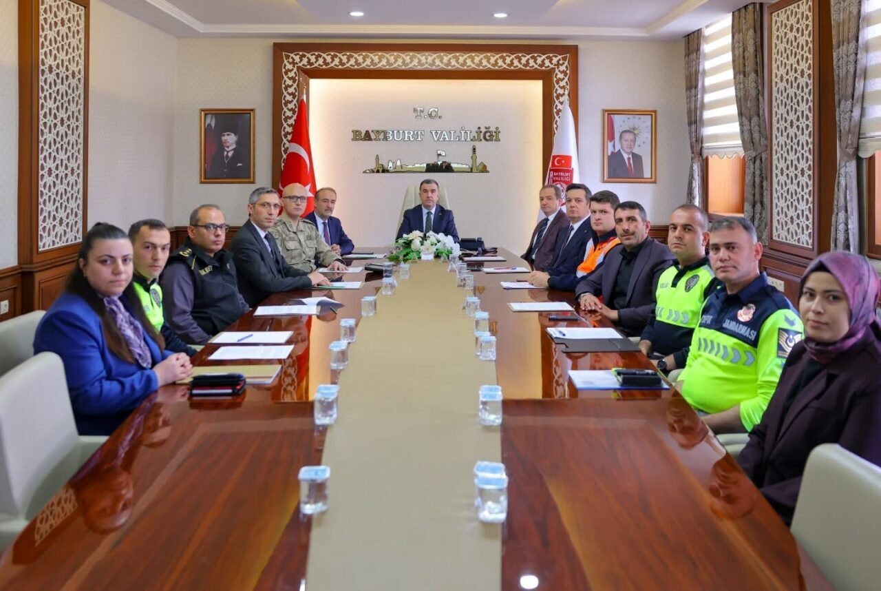 İl Trafik Komisyonu toplantısında, kentteki trafik düzenlemeleri, ulaşımda karşılaşılan sorunlar