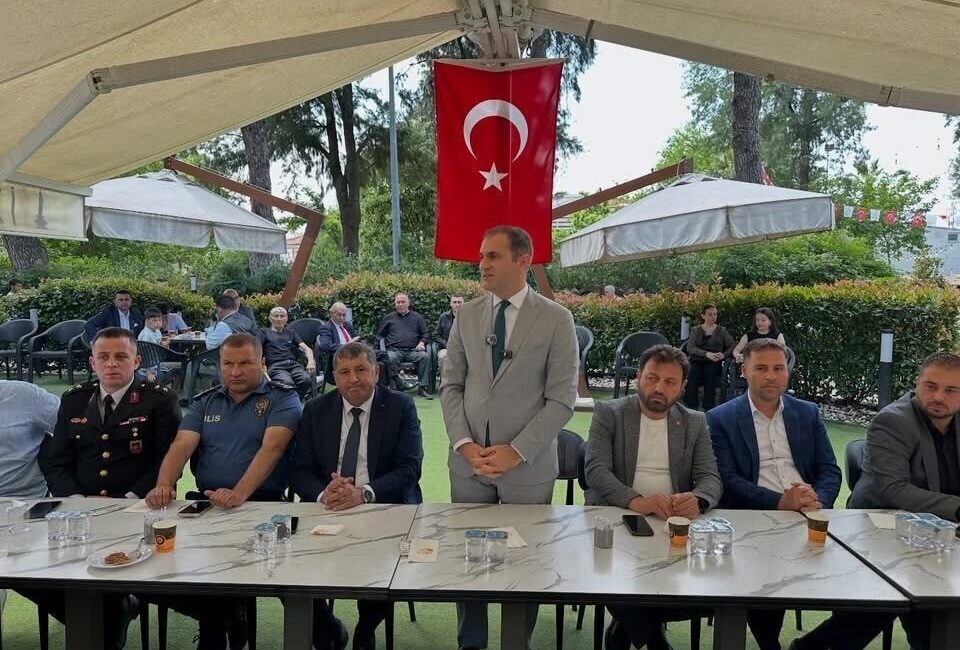 İzmir’in Bayındır ilçesinde Kurban Bayramı dolayısıyla düzenlenen bayramlaşma programında protokol
