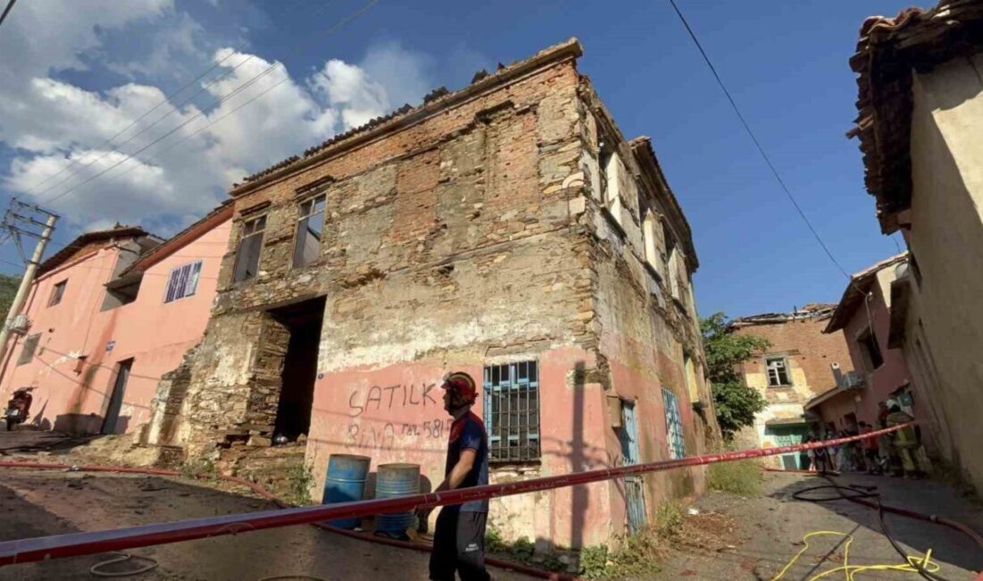 İzmir’in Bayındır ilçesinde bulunan metruk bir binada çıkan yangın, ekiplerin