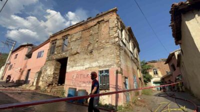 İzmir’in Bayındır ilçesinde bulunan metruk bir binada çıkan yangın, ekiplerin