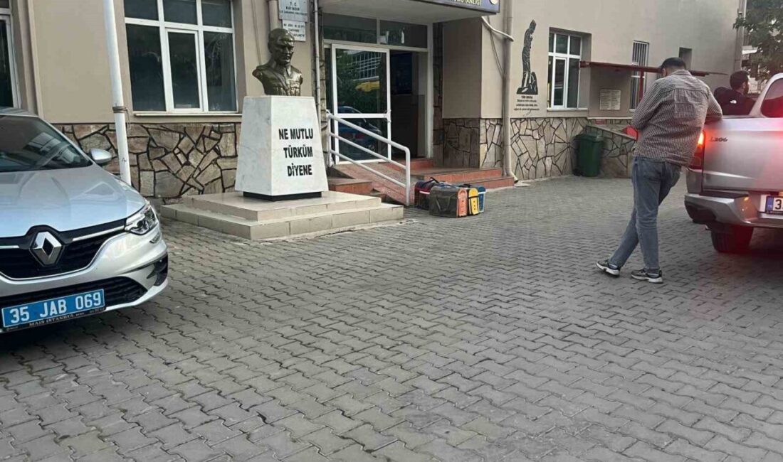 İzmir’in Bayındır ilçesinde jandarma ekiplerince kaçak horoz dövüşü yapılan bir