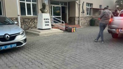 İzmir’in Bayındır ilçesinde jandarma ekiplerince kaçak horoz dövüşü yapılan bir