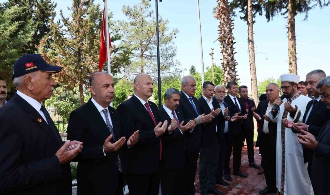 Kurban Bayramı arifesi dolayısıyla Adıyaman’da şehitlik ziyaret edildi. Adıyaman Valisi