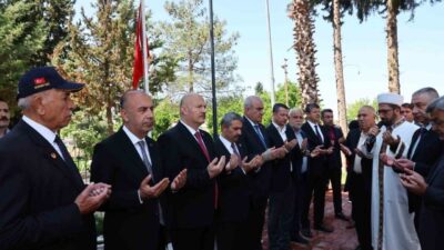 Kurban Bayramı arifesi dolayısıyla Adıyaman’da şehitlik ziyaret edildi. Adıyaman Valisi